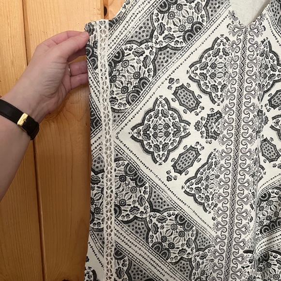 Lucky Brand Sleeveless V-neck Ivory and White Print Blouse Sz Large - Picture 2 of 5
